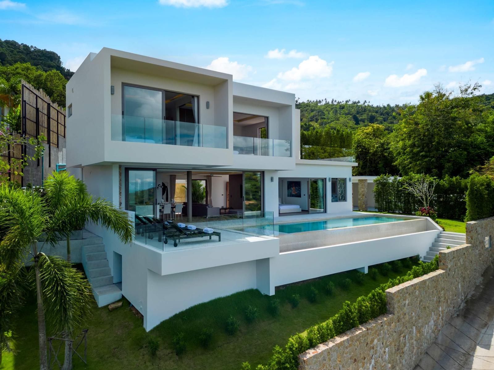 Stella Del Mare — villa contemporaine et piscine à débordement, adossée à la colline face à la mer