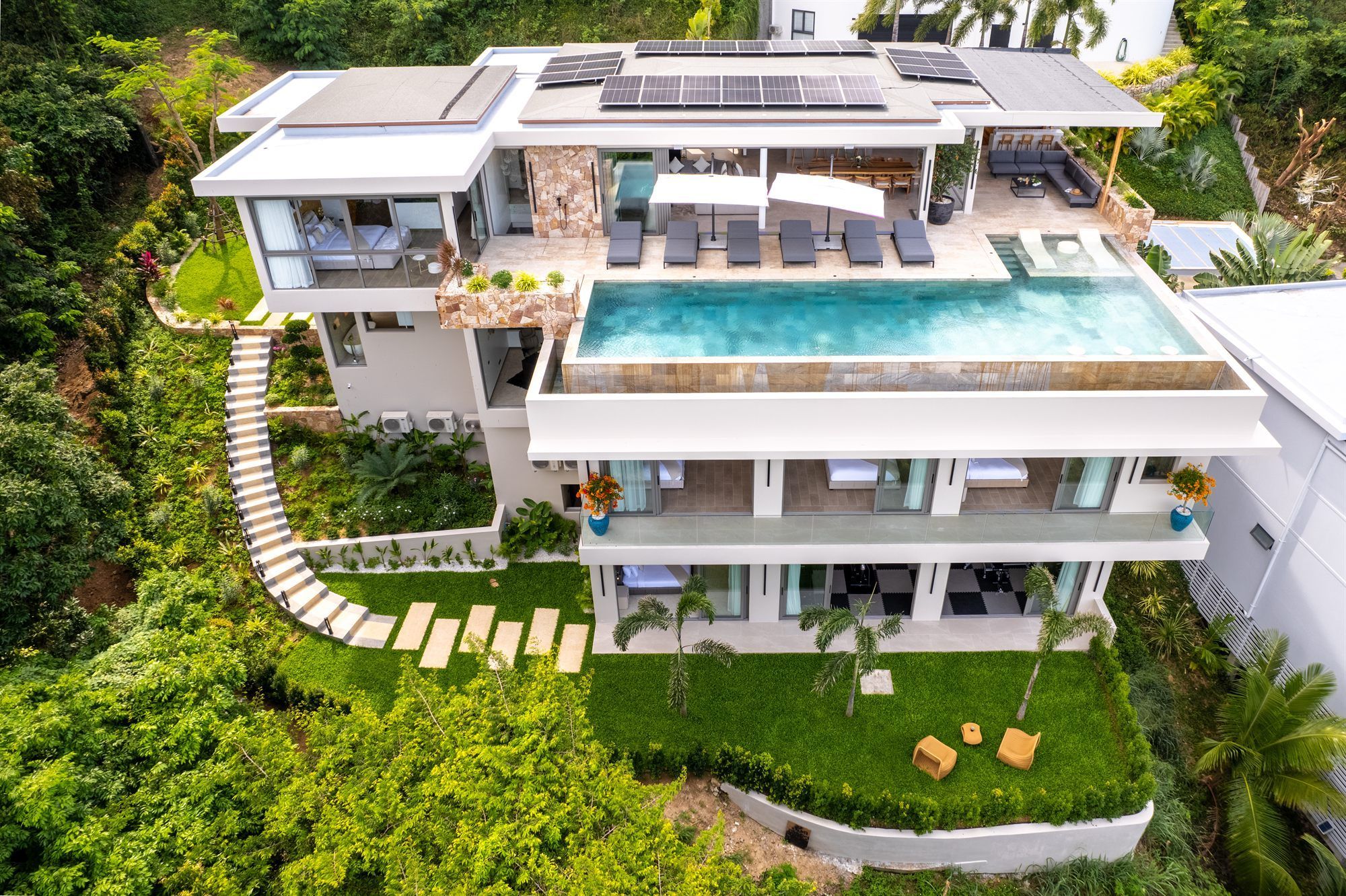 Villa Aurora — vue aérienne de la villa livrée et de sa piscine à débordement