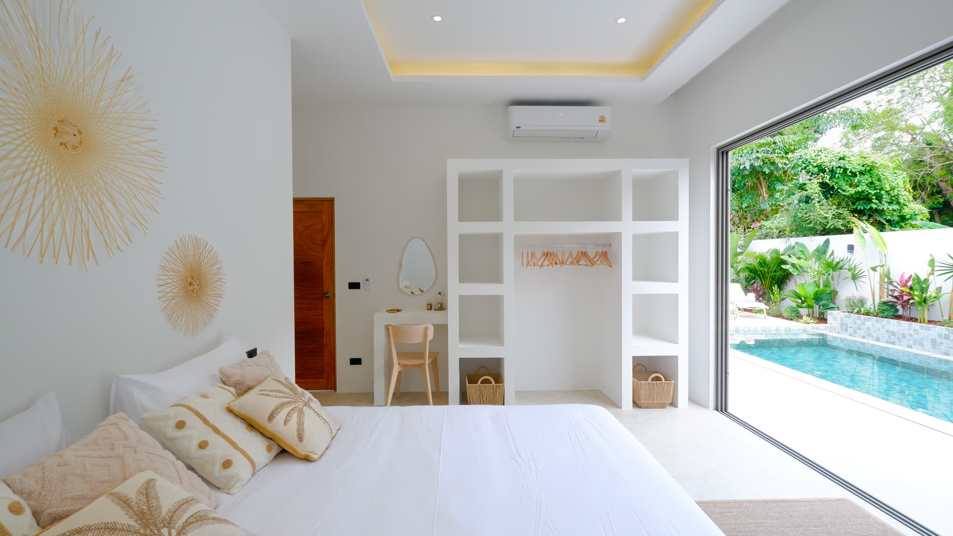 Chambre principale avec accès direct à la piscine