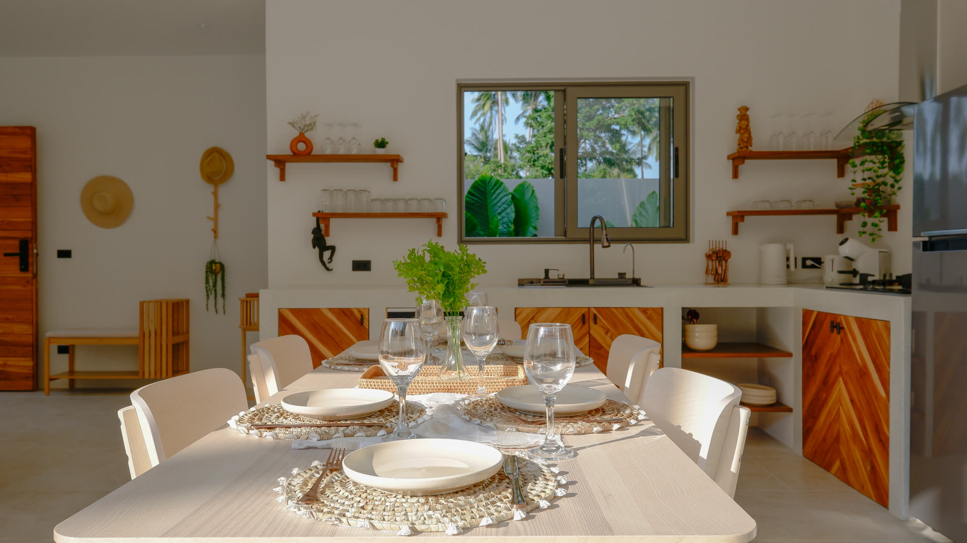 Salle à manger et cuisine équipée