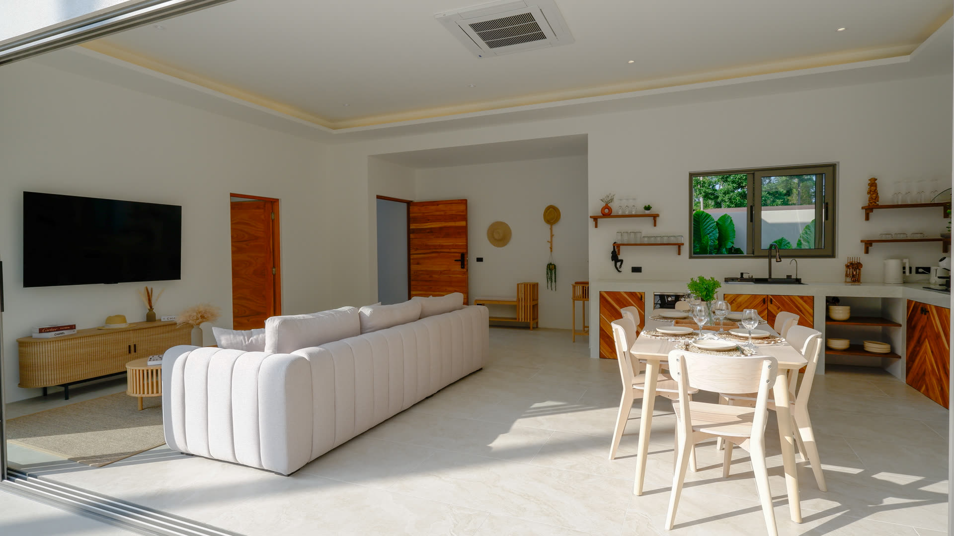 Séjour, salle à manger et cuisine ouverte
