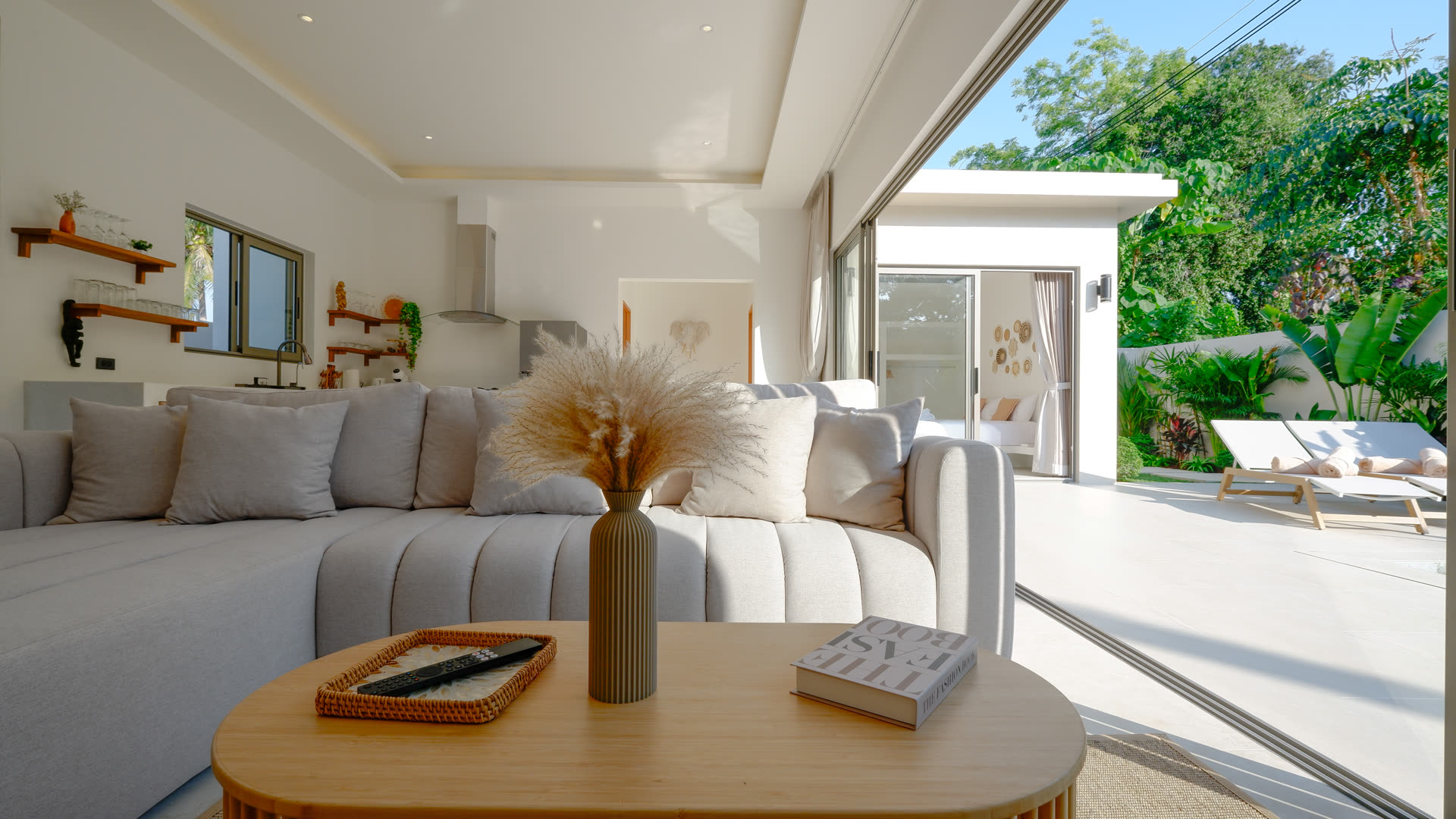 Salon avec vue sur la piscine