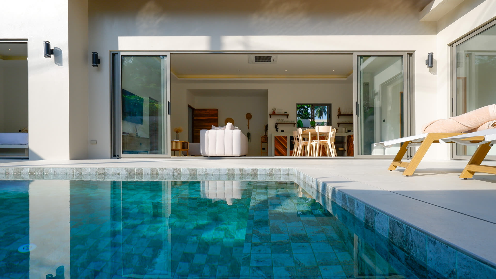 Piscine et séjour ouvert de la Villa Lilouana